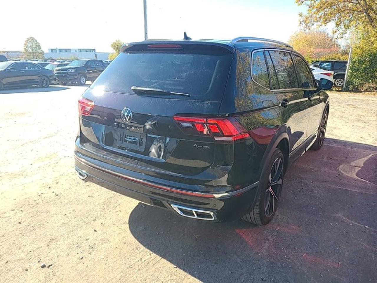 2023 Volkswagen Tiguan Highline R-Line 4Motion | Leather | Pano Roof | Heated Seats + Steering | Adaptive Cruise and More ! Photo