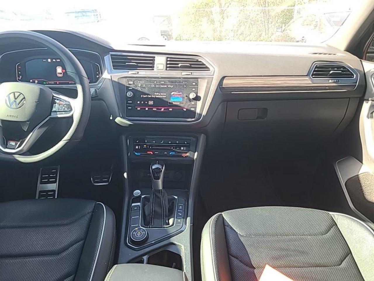 2023 Volkswagen Tiguan Highline R-Line 4Motion | Leather | Pano Roof | Heated Seats + Steering | Adaptive Cruise and More ! Photo