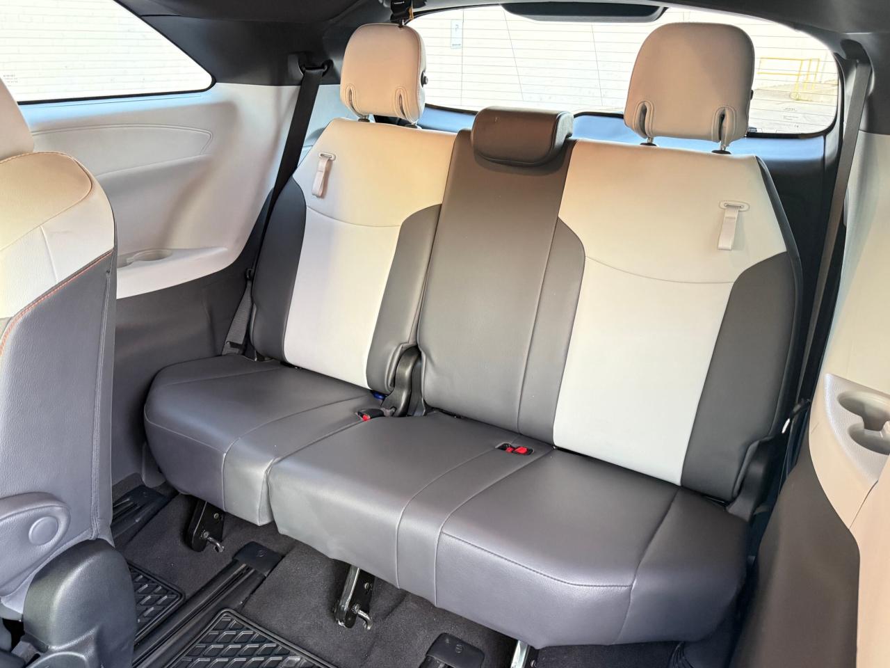 2022 Toyota Sienna XSE   AWD   HYBRID   NO ACCIDENT Photo