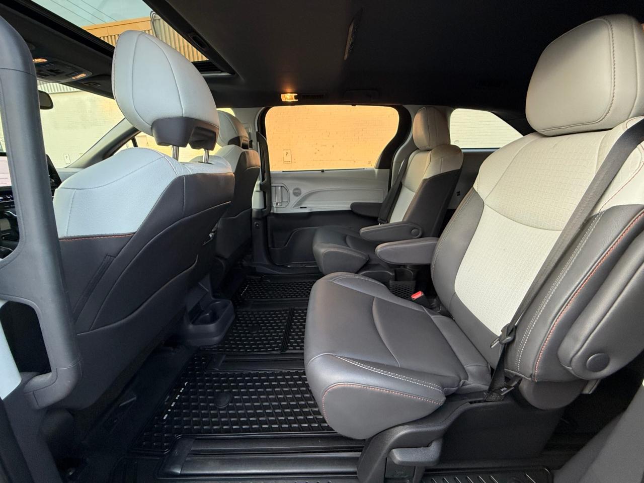 2022 Toyota Sienna XSE   AWD   HYBRID   NO ACCIDENT Photo