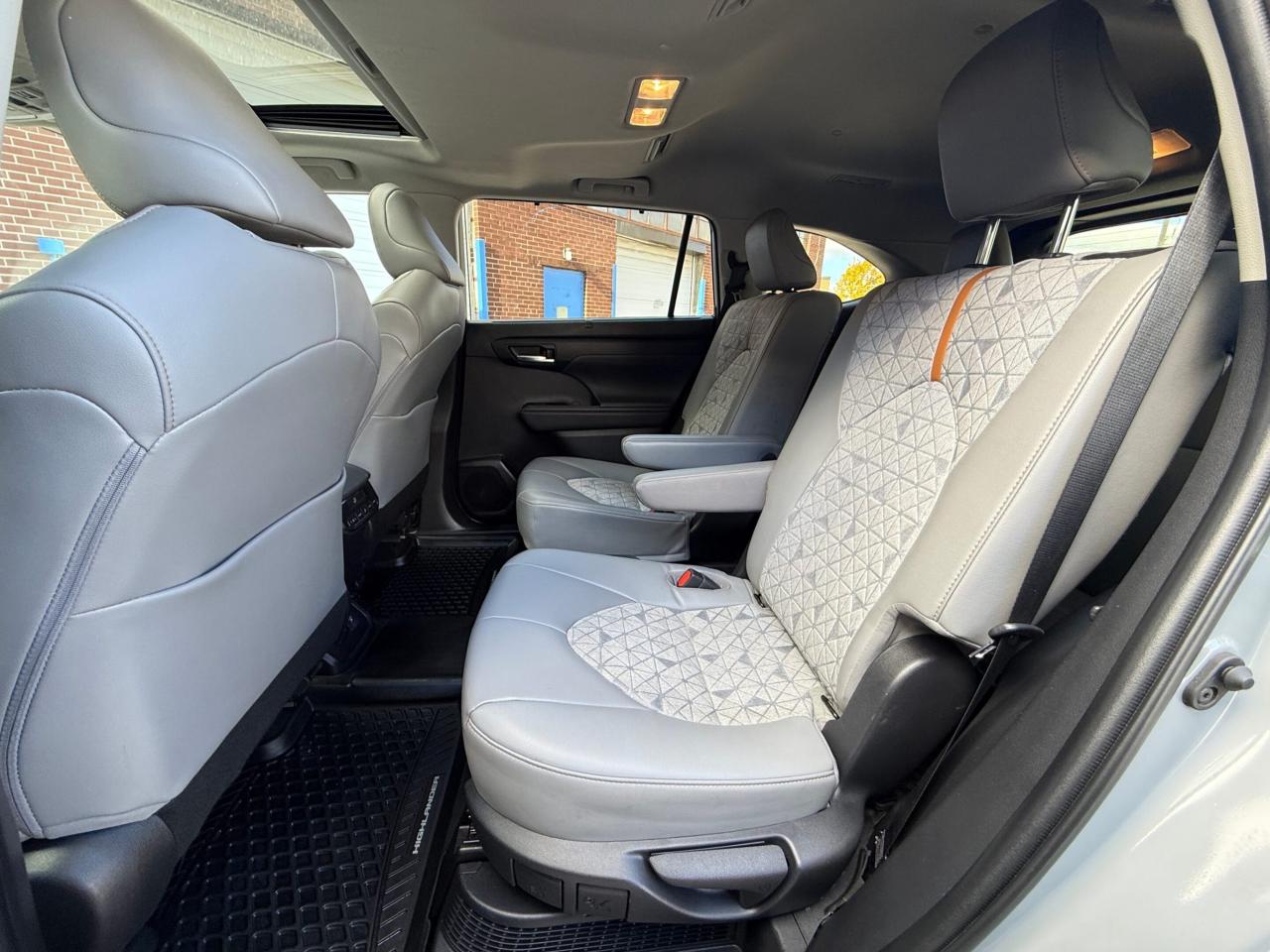 2022 Toyota Highlander Hybrid XLE   AWD   HYBRID   BRONZE EDITION   NO ACCIDENT Photo