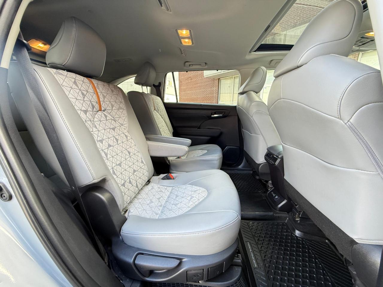 2022 Toyota Highlander Hybrid XLE   AWD   HYBRID   BRONZE EDITION   NO ACCIDENT Photo