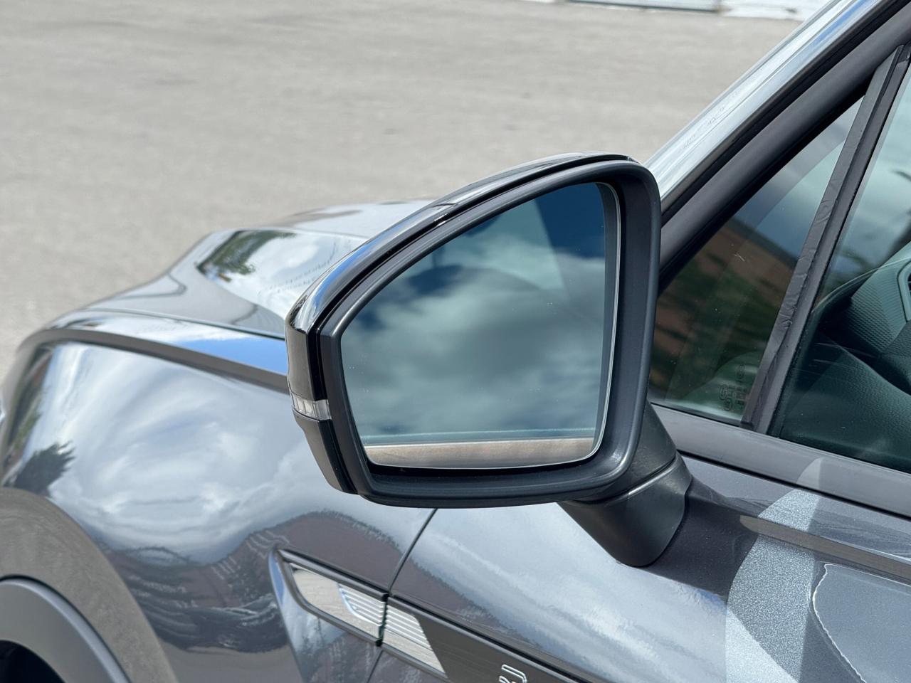 2022 Volkswagen Tiguan R-LINE   NO ACCIDENT    PANOMARIC SUNROOF Photo