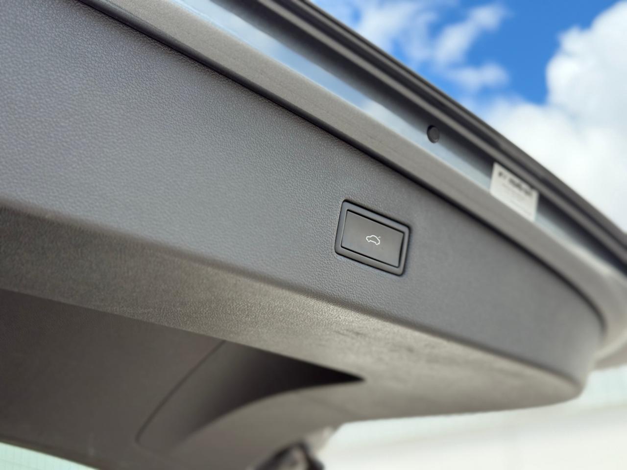 2022 Volkswagen Tiguan R-LINE   NO ACCIDENT    PANOMARIC SUNROOF Photo