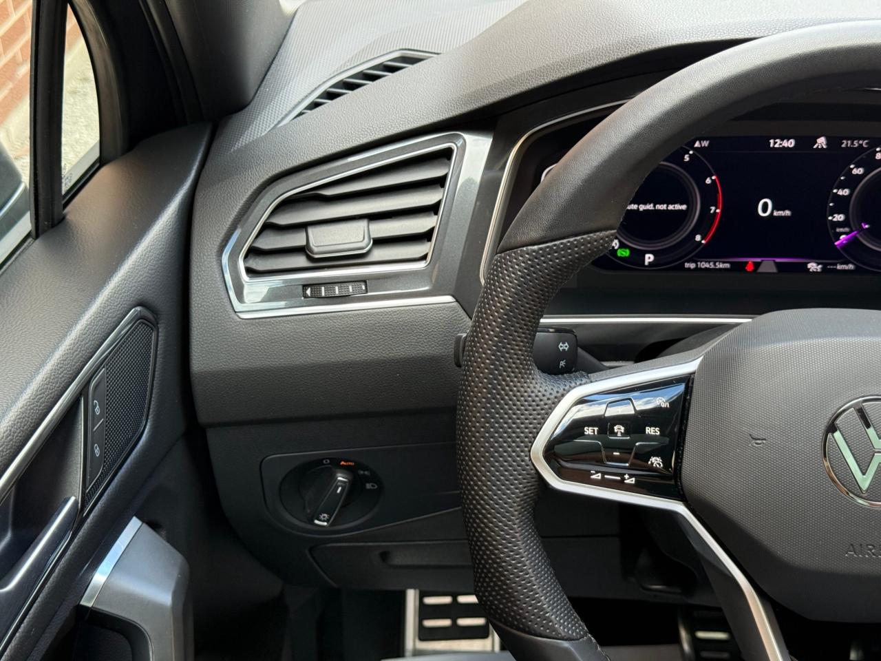 2022 Volkswagen Tiguan R-LINE   NO ACCIDENT    PANOMARIC SUNROOF Photo