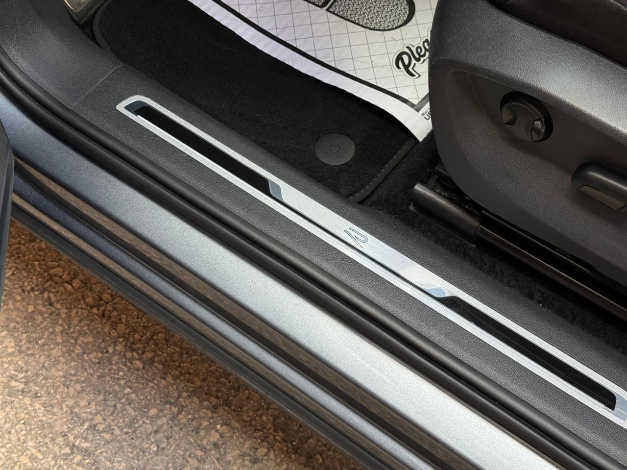 2022 Volkswagen Tiguan R-LINE   NO ACCIDENT    PANOMARIC SUNROOF Photo