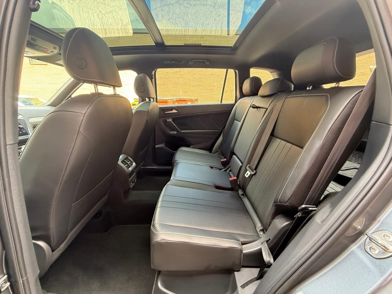 2022 Volkswagen Tiguan R-LINE   NO ACCIDENT    PANOMARIC SUNROOF Photo