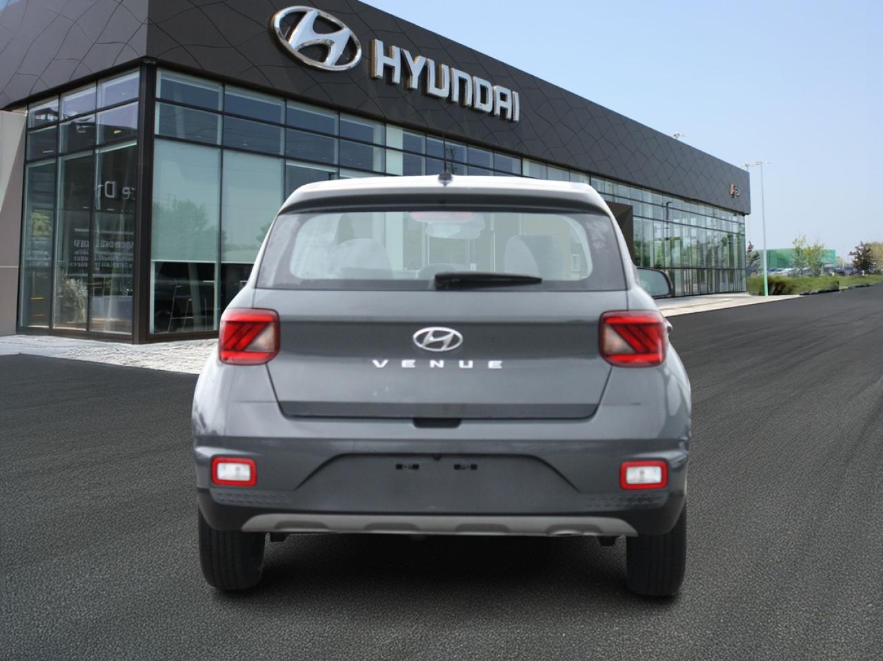 2024 Hyundai Venue Essential / Heated Seats / Blind Spot / Camera Photo4