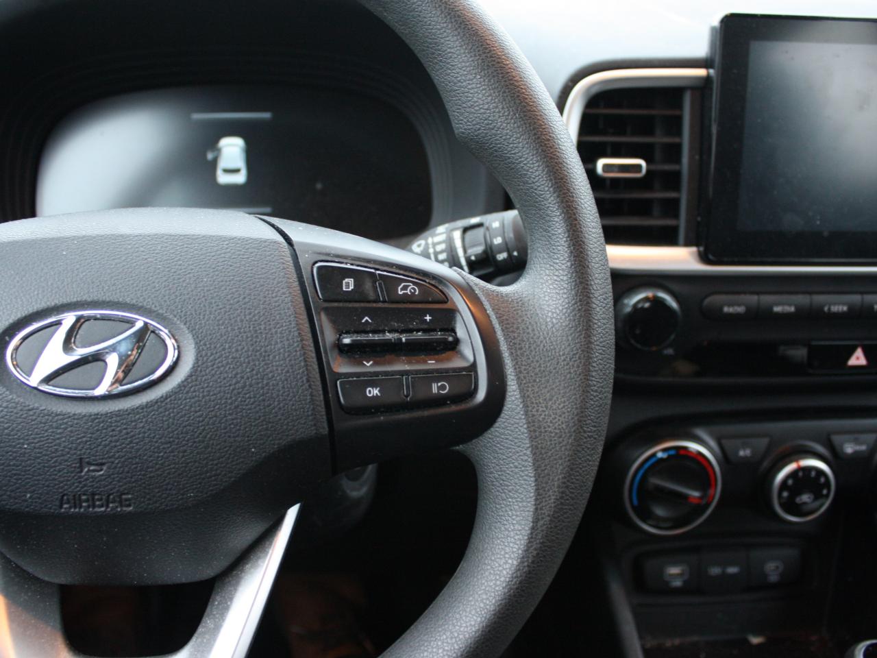 2024 Hyundai Venue Essential / Heated Seats / Blind Spot / Camera Photo