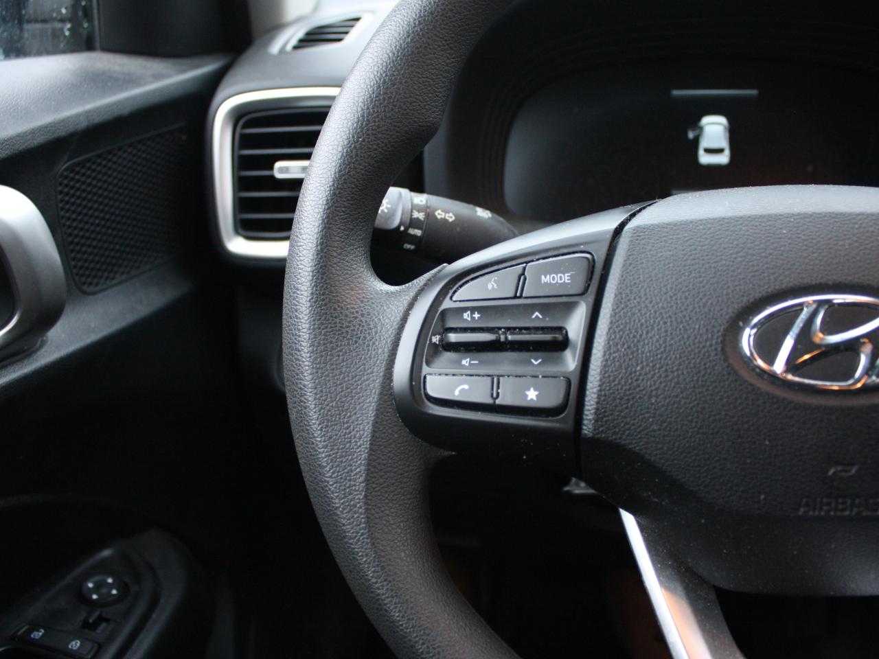 2024 Hyundai Venue Essential / Heated Seats / Blind Spot / Camera Photo