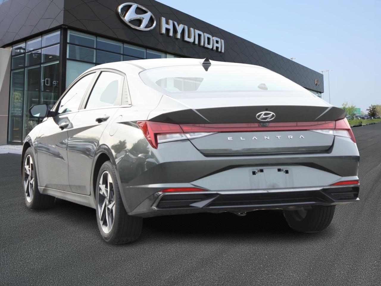 2023 Hyundai Elantra Luxury / Leather / Bose Audio / Navigation Photo
