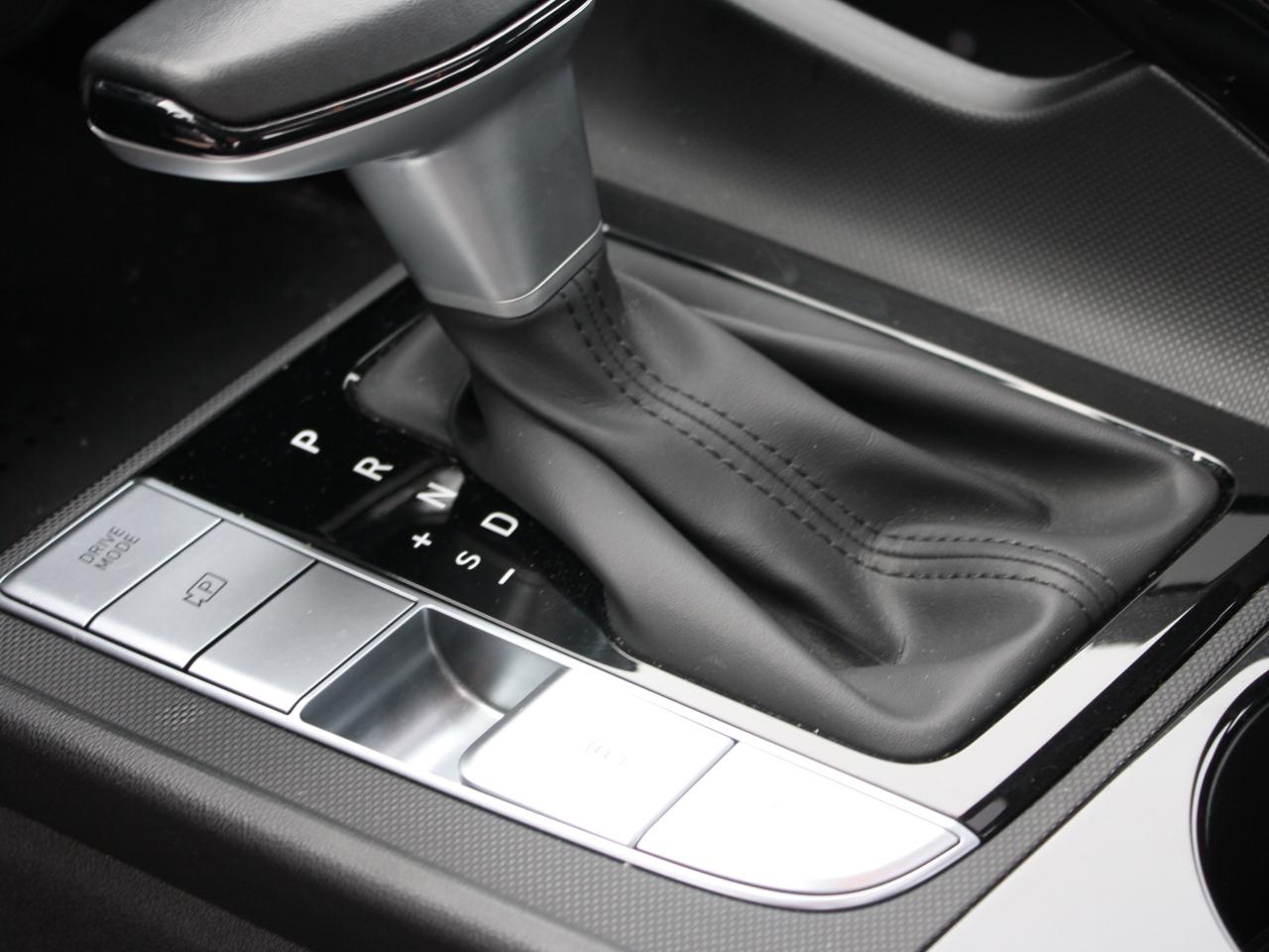 2023 Hyundai Elantra Luxury / Leather / Bose Audio / Navigation Photo