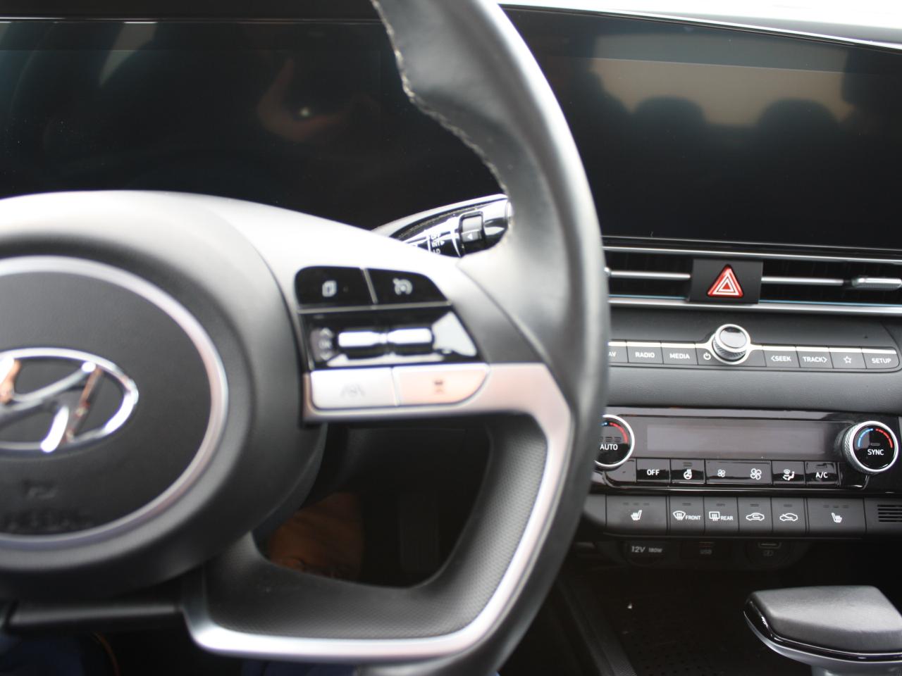 2023 Hyundai Elantra Luxury / Leather / Bose Audio / Navigation Photo
