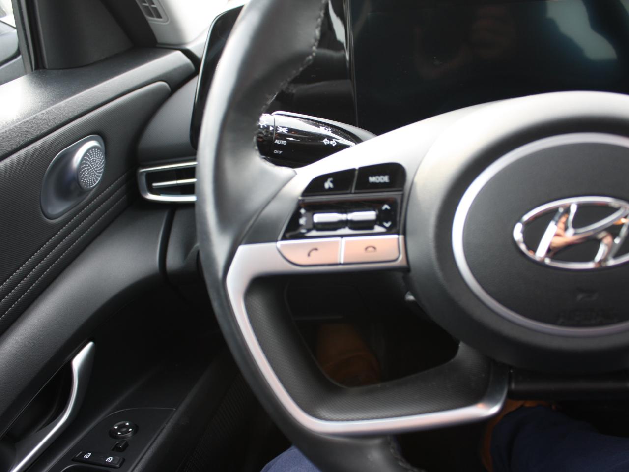 2023 Hyundai Elantra Luxury / Leather / Bose Audio / Navigation Photo