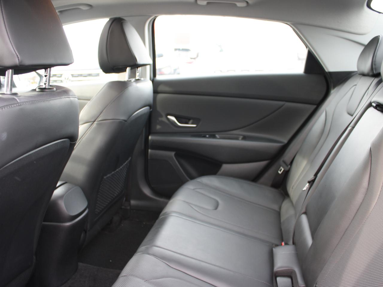 2023 Hyundai Elantra Luxury / Leather / Bose Audio / Navigation Photo