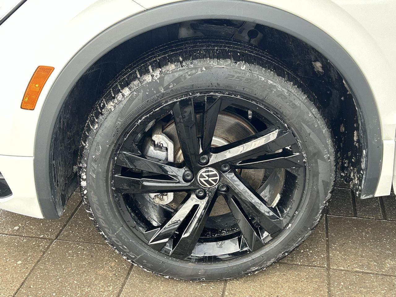 2024 Volkswagen Tiguan Comfortline R-Line Black   One Owner Accident-Free Photo