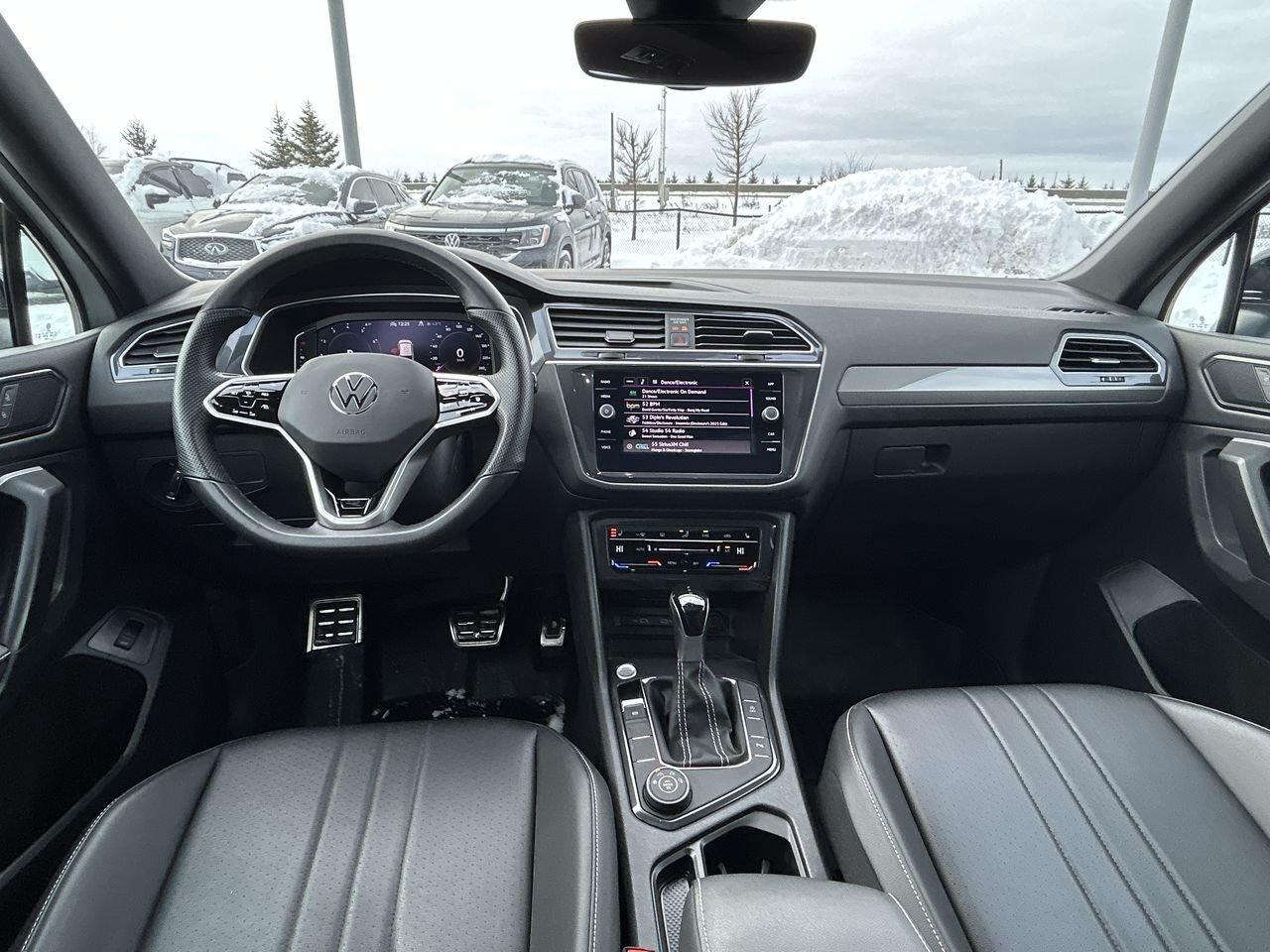 2024 Volkswagen Tiguan Comfortline R-Line Black   One Owner Accident-Free Photo