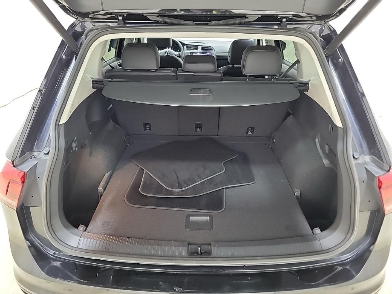 2020 Volkswagen Tiguan AWD  IQ Drive  PanoRoof  Blindspot  Navigation Photo