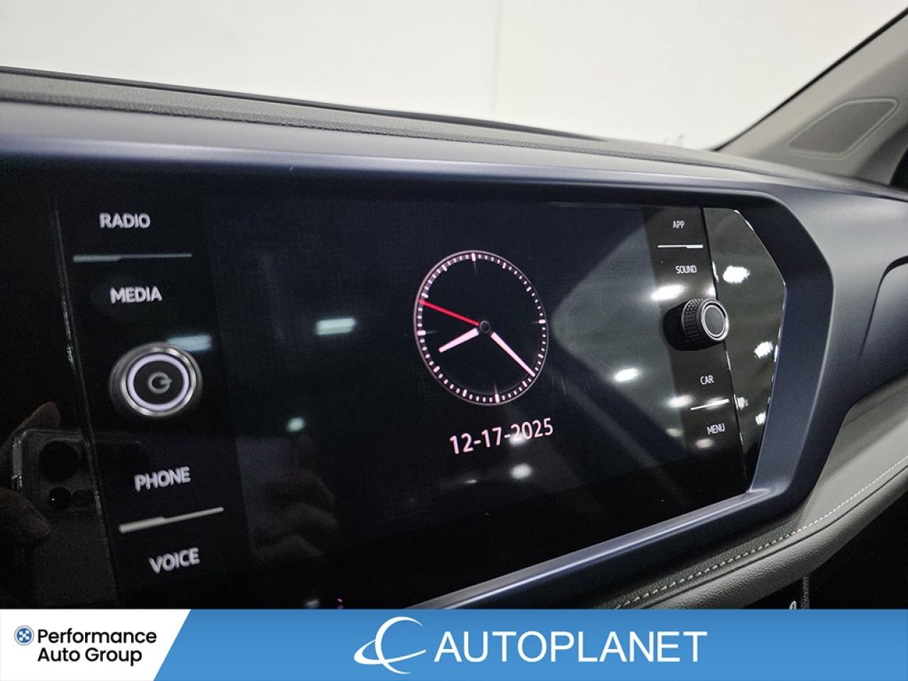 2024 Volkswagen Taos Comfortline, Pano Roof, Back Up Cam, Bluetooth! Photo