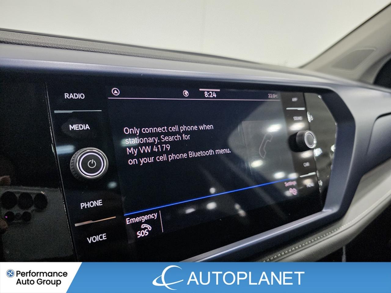 2024 Volkswagen Taos Comfortline, Pano Roof, Back Up Cam, Bluetooth! Photo