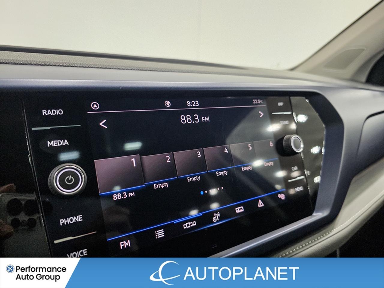 2024 Volkswagen Taos Comfortline, Pano Roof, Back Up Cam, Bluetooth! Photo