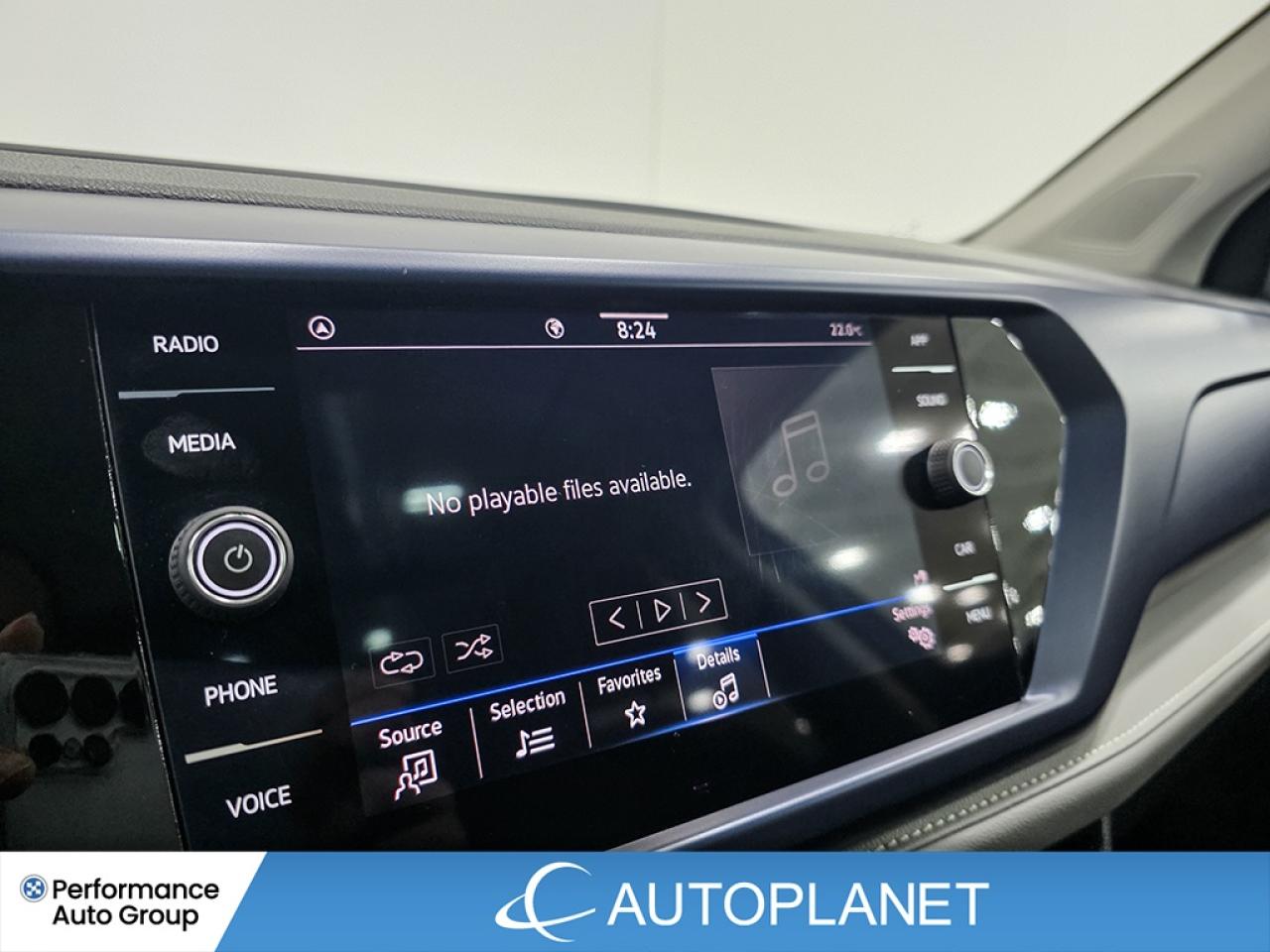 2024 Volkswagen Taos Comfortline, Pano Roof, Back Up Cam, Bluetooth! Photo