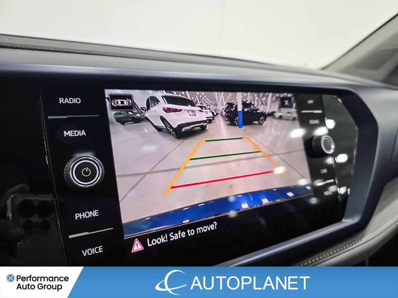 2024 Volkswagen Taos Comfortline, Pano Roof, Back Up Cam, Bluetooth! Photo