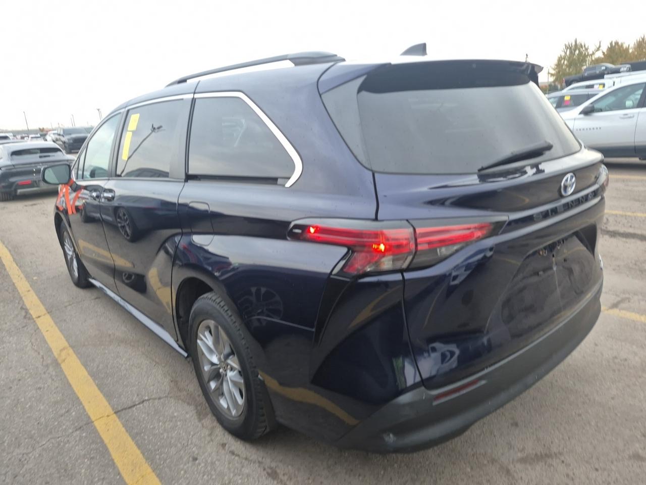 2022 Toyota Sienna XLE LEATHER SUNROOF .  8-Passenger FWD Photo2