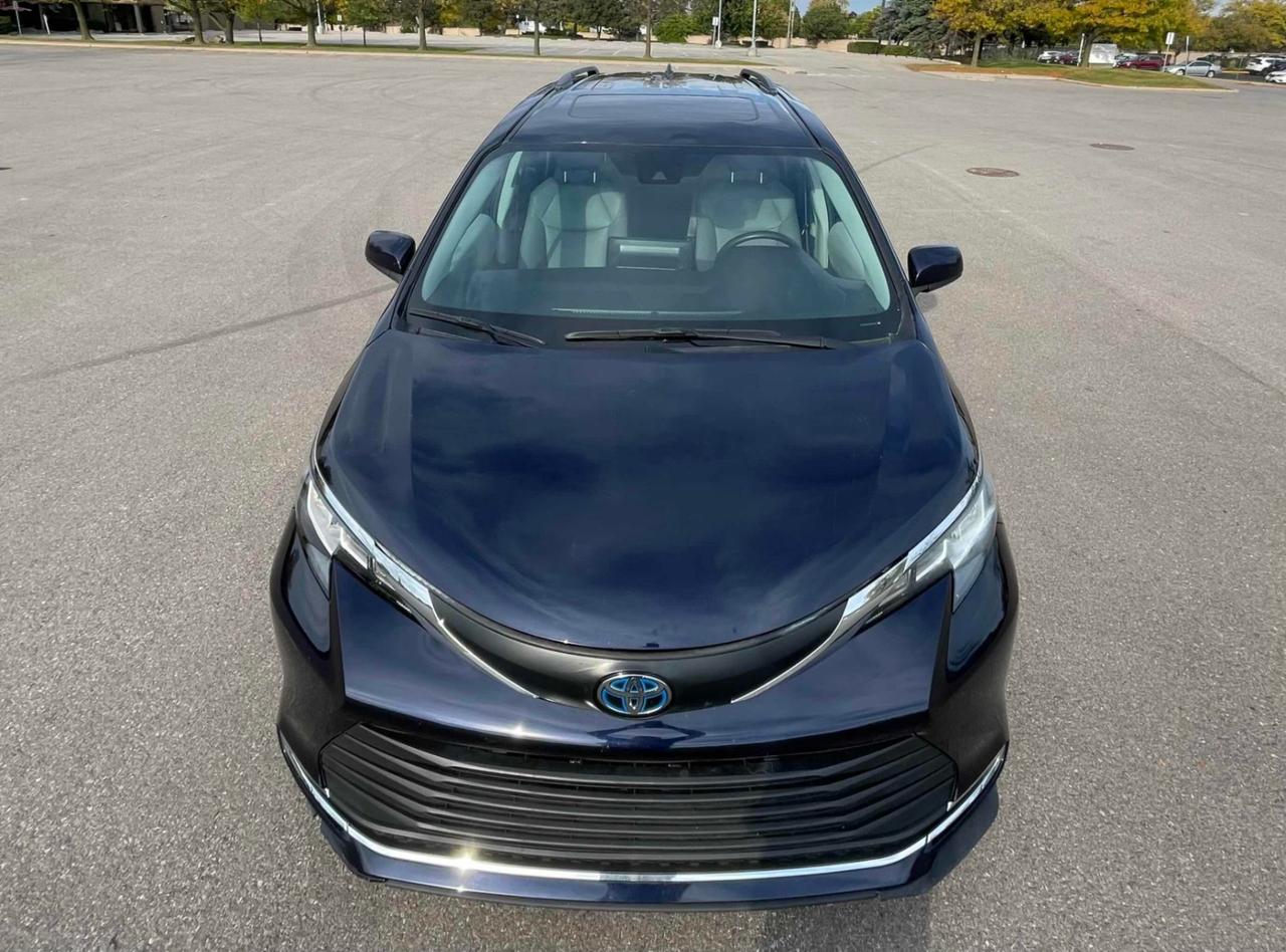 2022 Toyota Sienna XLE LEATHER SUNROOF .  8-Passenger FWD Photo1