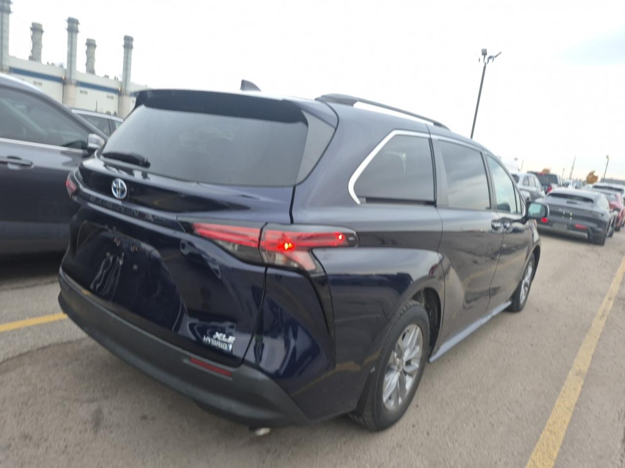 2022 Toyota Sienna LE 8-Passenger FWD Photo