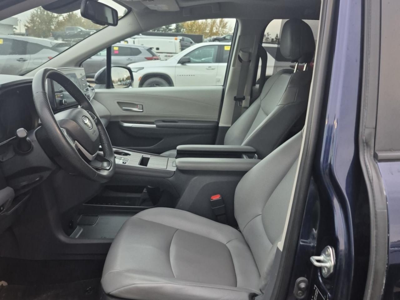 2022 Toyota Sienna LE 8-Passenger FWD Photo