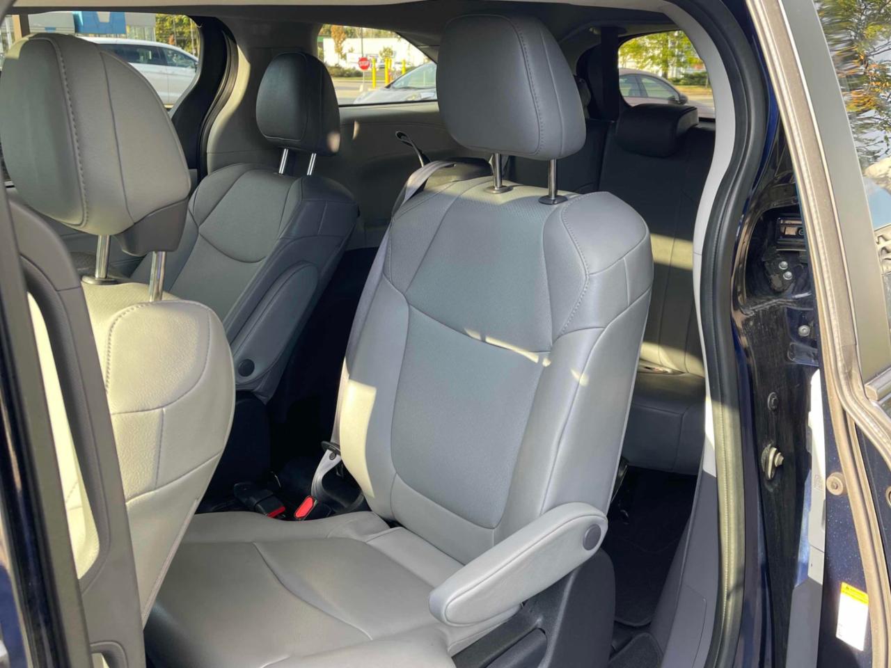 2022 Toyota Sienna LE 8-Passenger FWD Photo