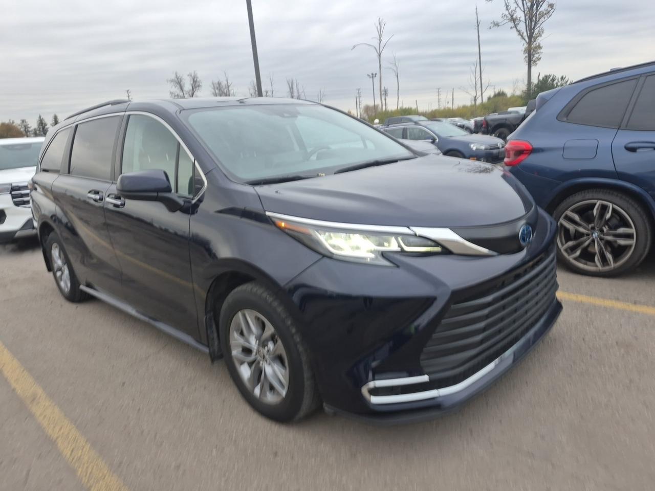 2022 Toyota Sienna XLE LEATHER SUNROOF .  8-Passenger FWD Photo