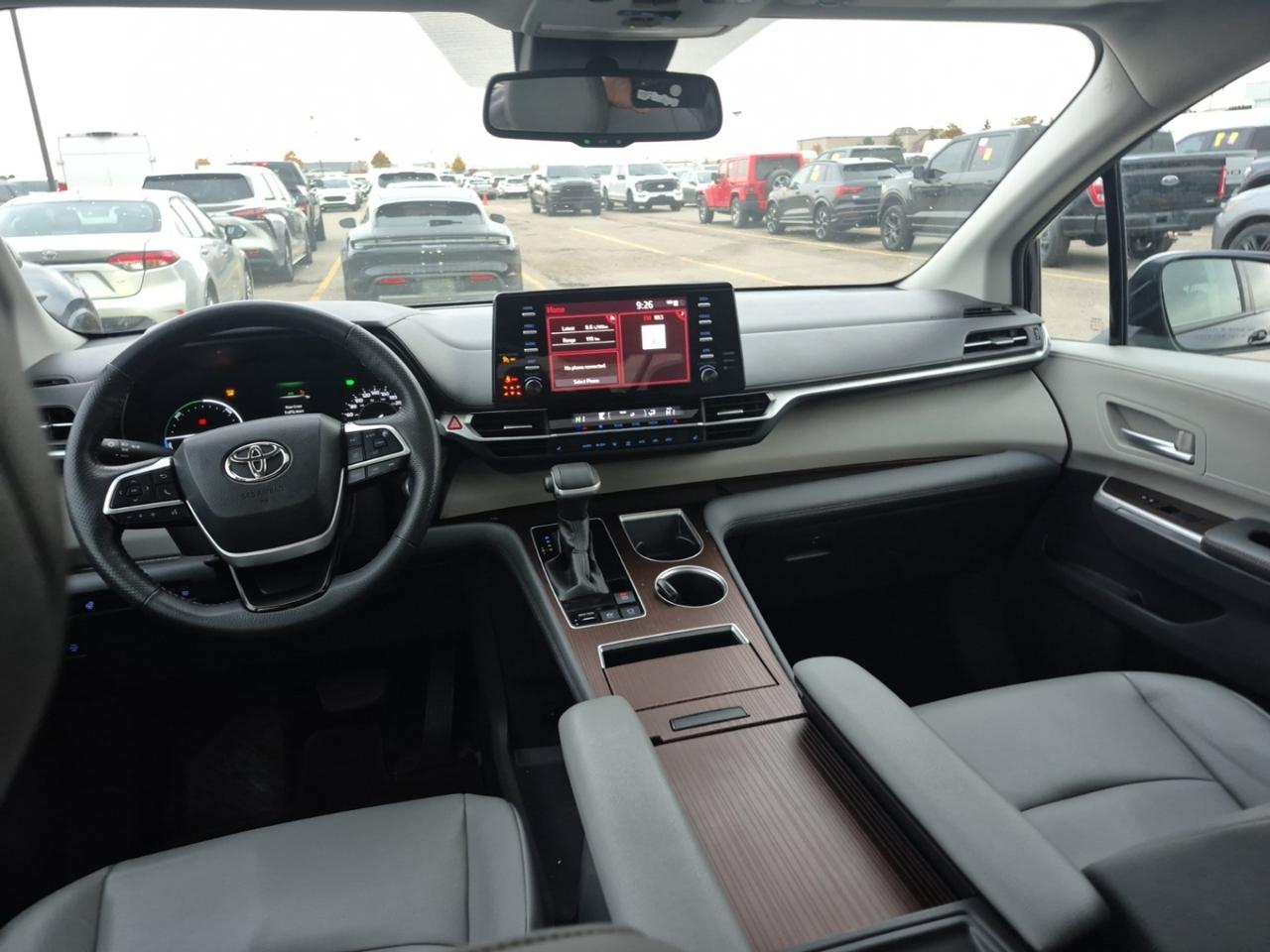 2022 Toyota Sienna XLE LEATHER SUNROOF .  8-Passenger FWD Photo
