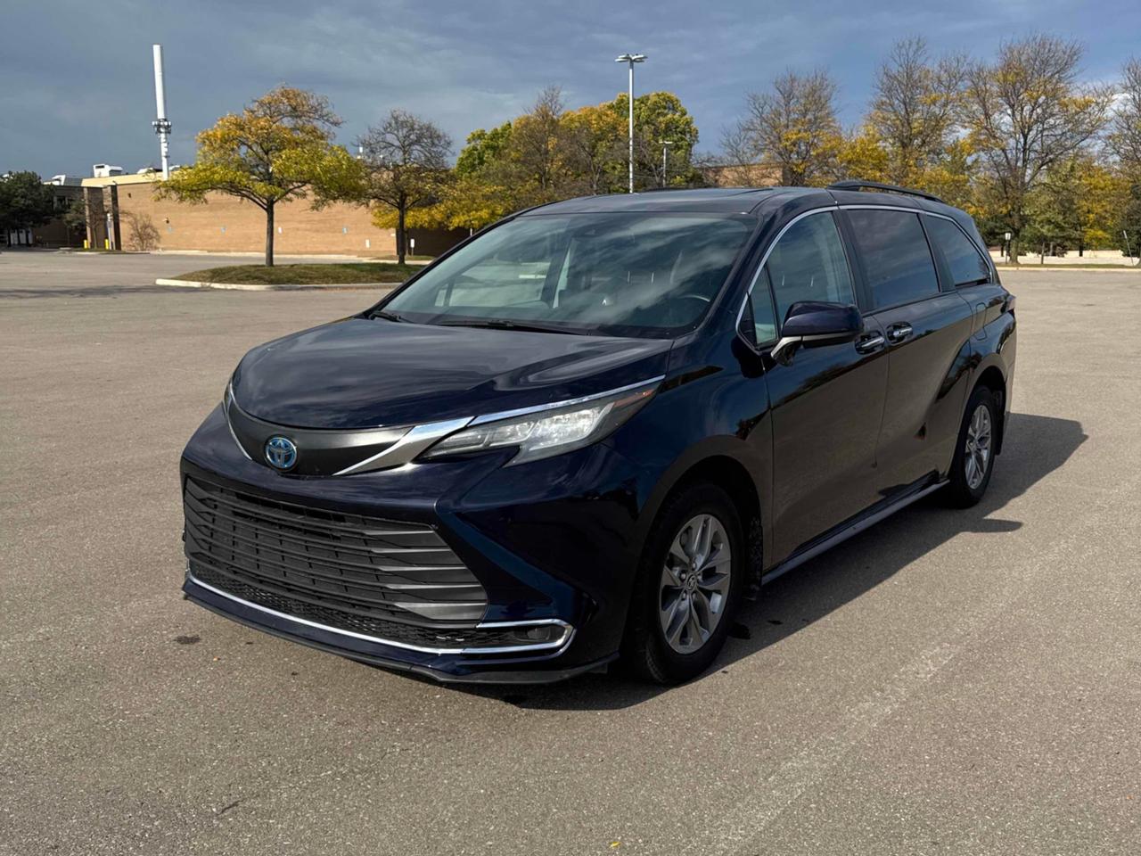 2022 Toyota Sienna XLE LEATHER SUNROOF .  8-Passenger FWD Photo