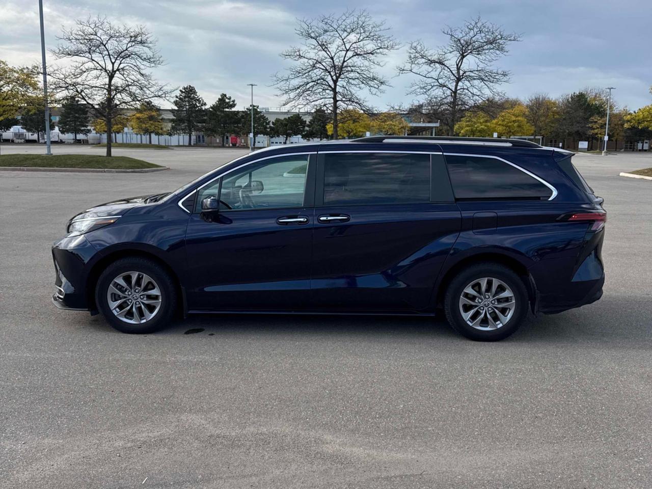 2022 Toyota Sienna XLE LEATHER SUNROOF .  8-Passenger FWD Photo