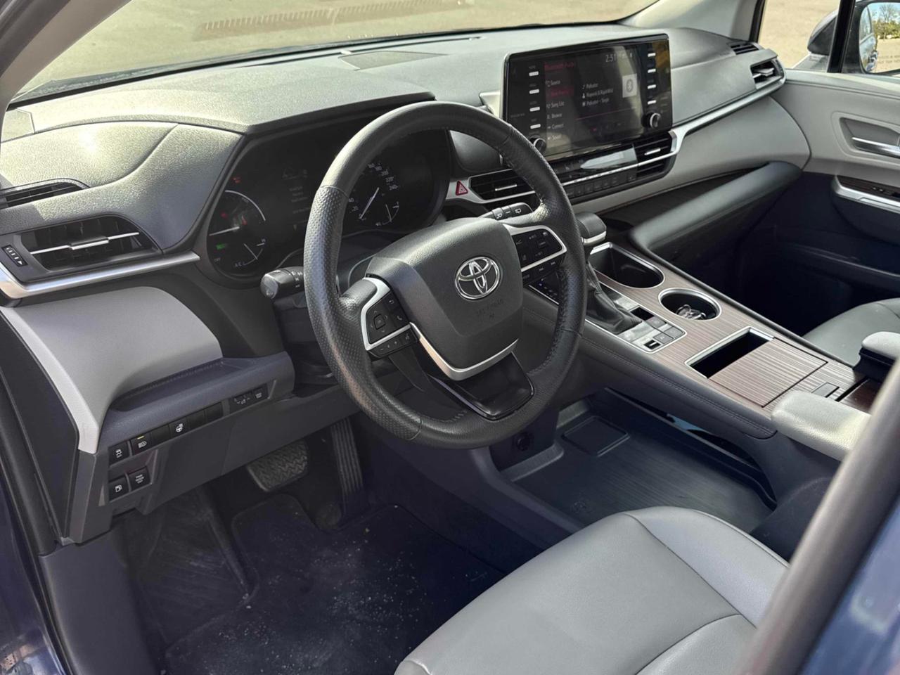 2022 Toyota Sienna XLE LEATHER SUNROOF .  8-Passenger FWD Photo
