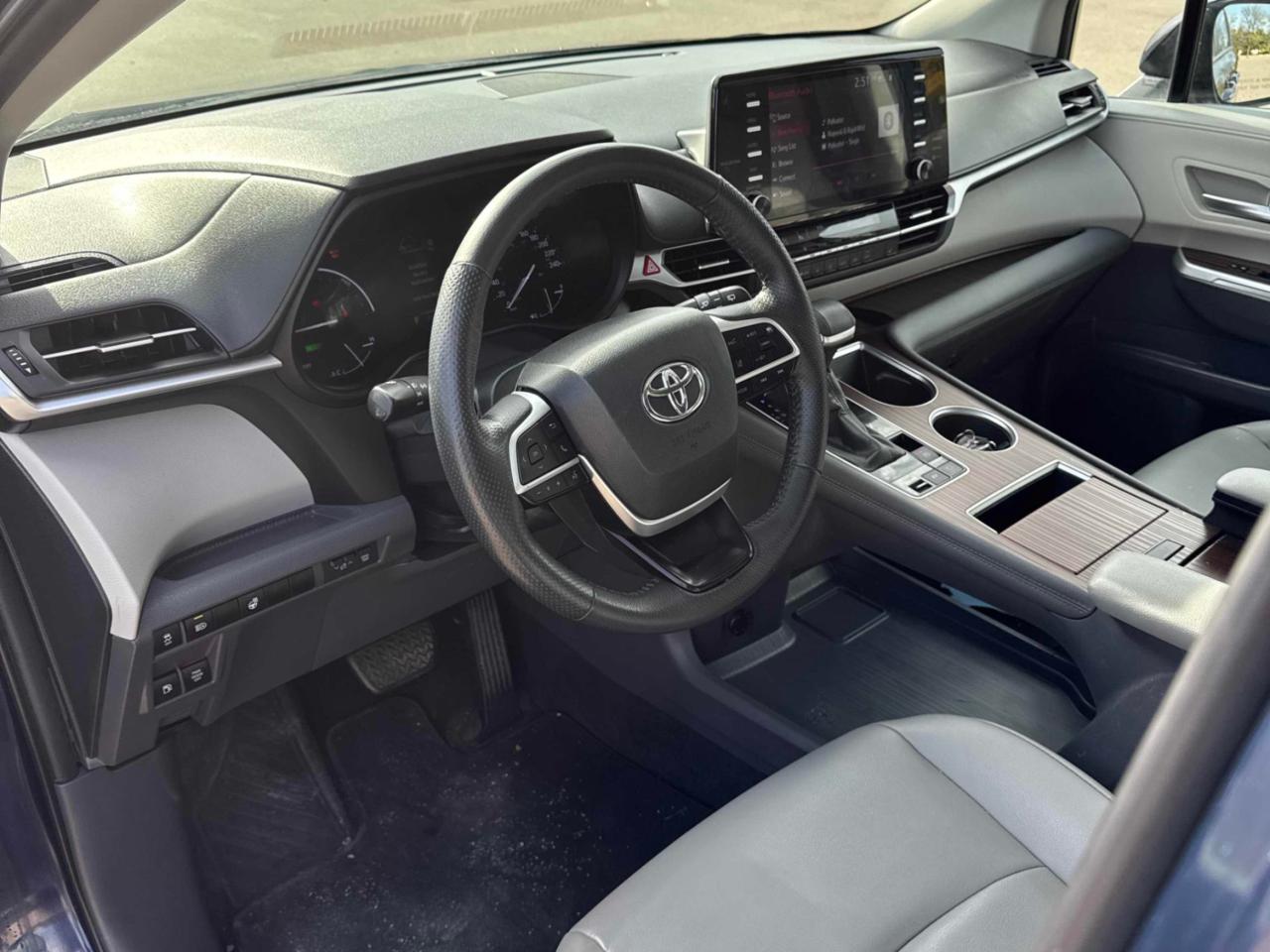 2022 Toyota Sienna LE 8-Passenger FWD Photo