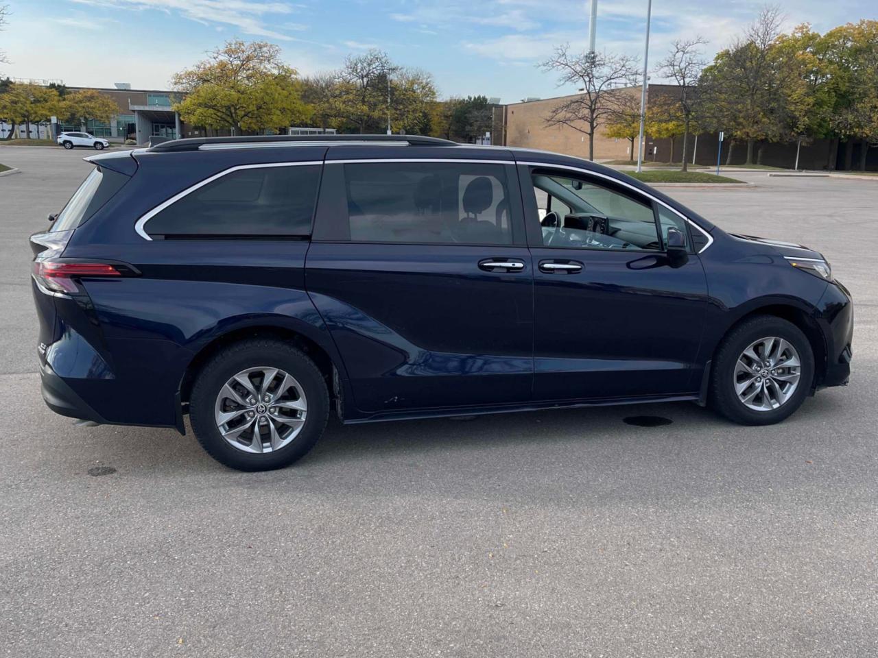 2022 Toyota Sienna LE 8-Passenger FWD Photo