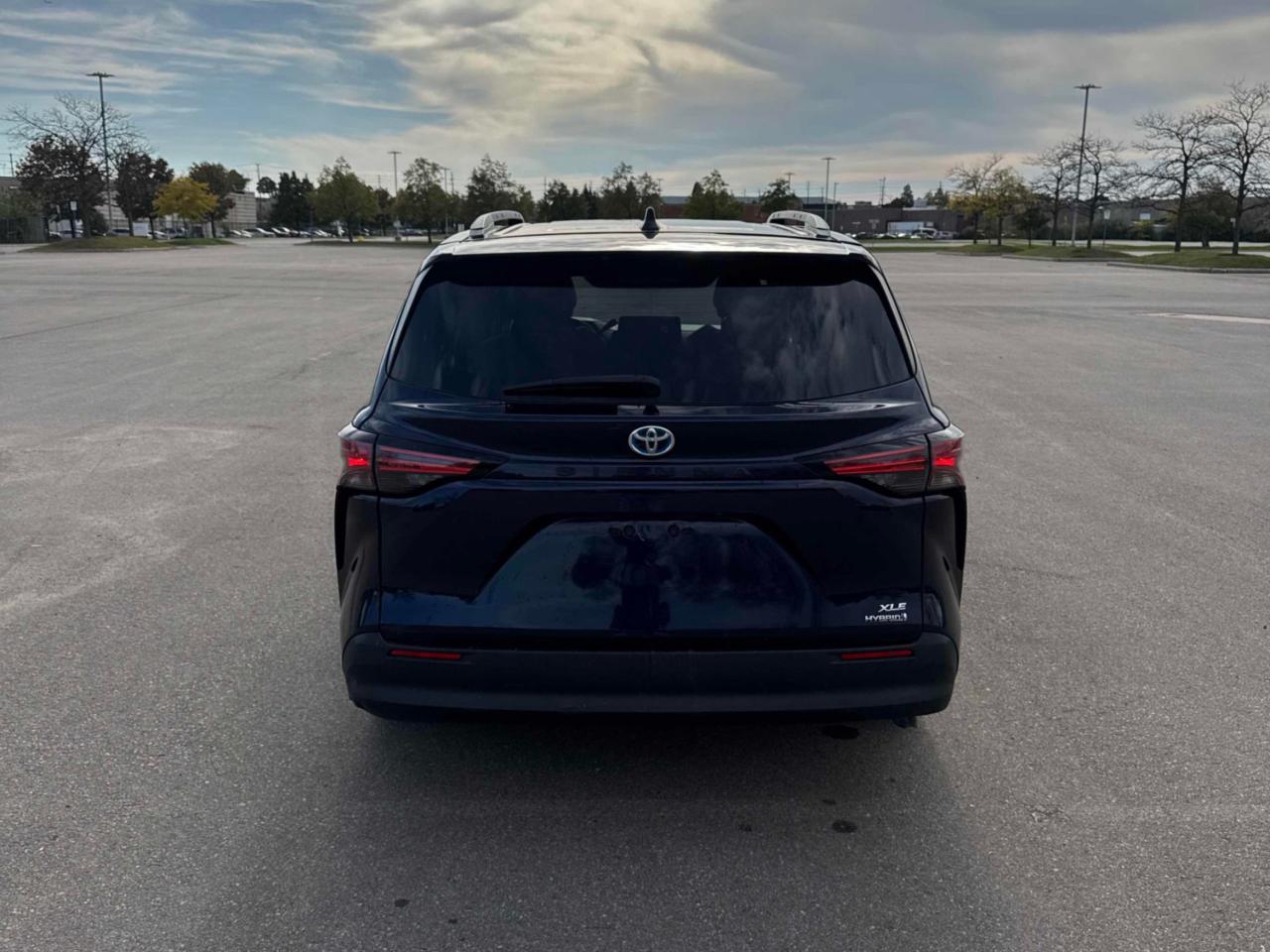 2022 Toyota Sienna LE 8-Passenger FWD Photo