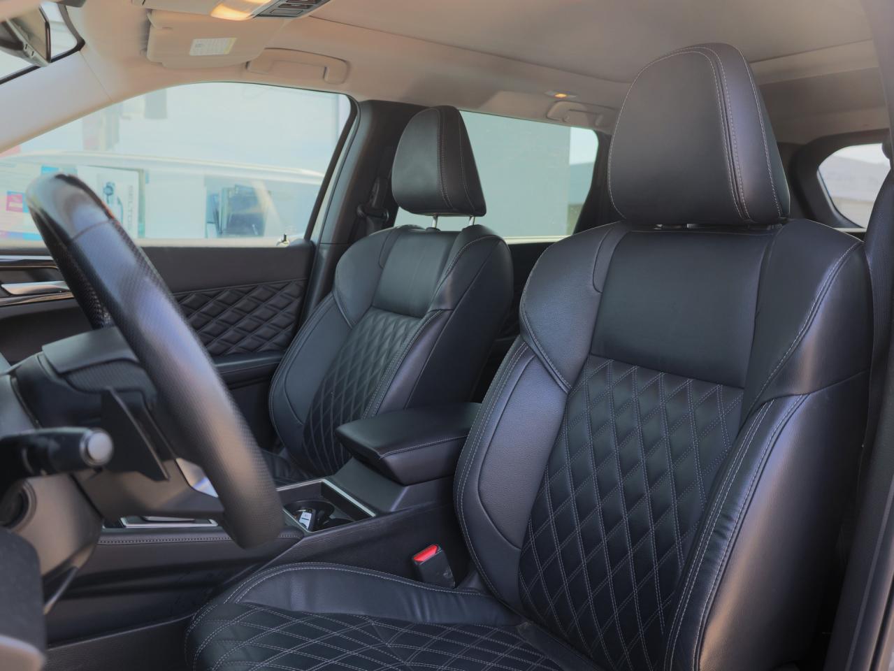 2023 Mitsubishi Outlander PHEV SEL S-AWC   Rain-Sensing Wipers   NAV   360 Cam Photo