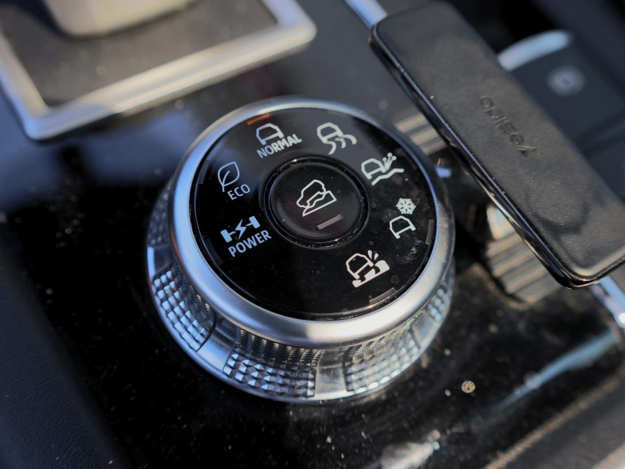 2023 Mitsubishi Outlander PHEV SEL S-AWC   Rain-Sensing Wipers   NAV   360 Cam Photo