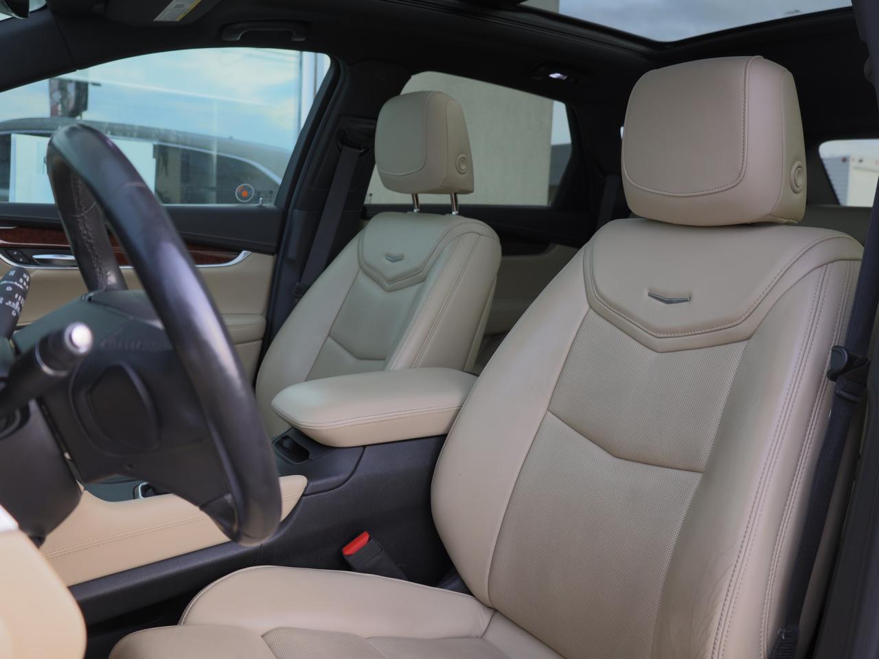 2017 Cadillac XT5 Luxury AWD   Navi   Leather   Panoramic Sunroof Photo