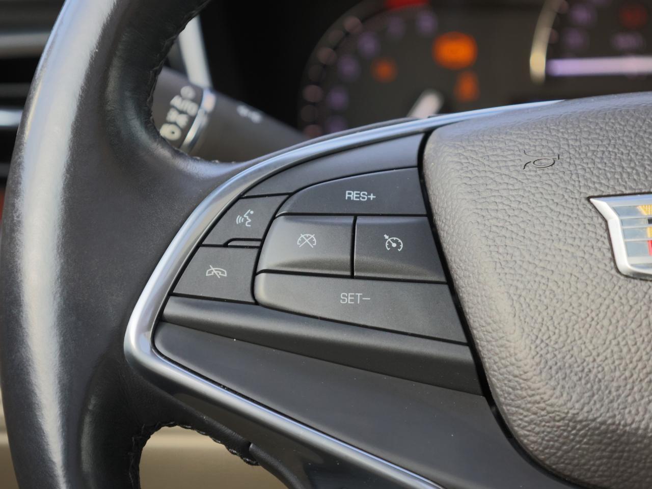 2017 Cadillac XT5 Luxury AWD   Navi   Leather   Panoramic Sunroof Photo