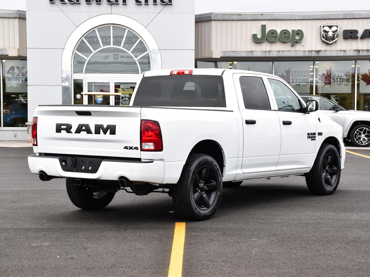 2022 RAM 1500 Classic EXPRESS Photo4