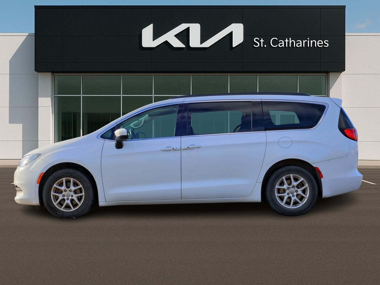 2019 Chrysler Pacifica Touring   Stow ’n Go   Tri-Zone Climate   CarPlay Photo2