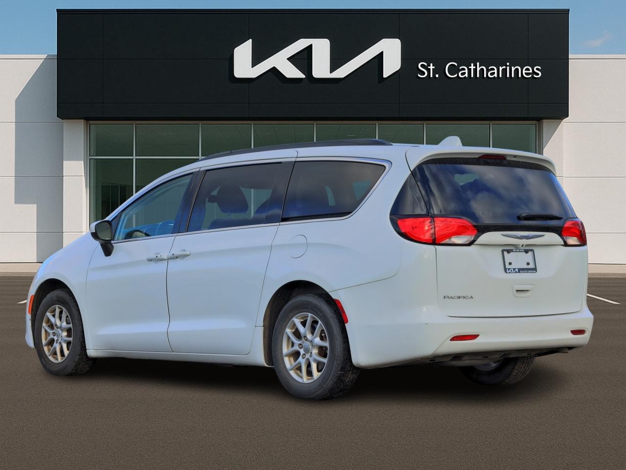 2019 Chrysler Pacifica Touring   Stow ’n Go   Tri-Zone Climate   CarPlay Photo