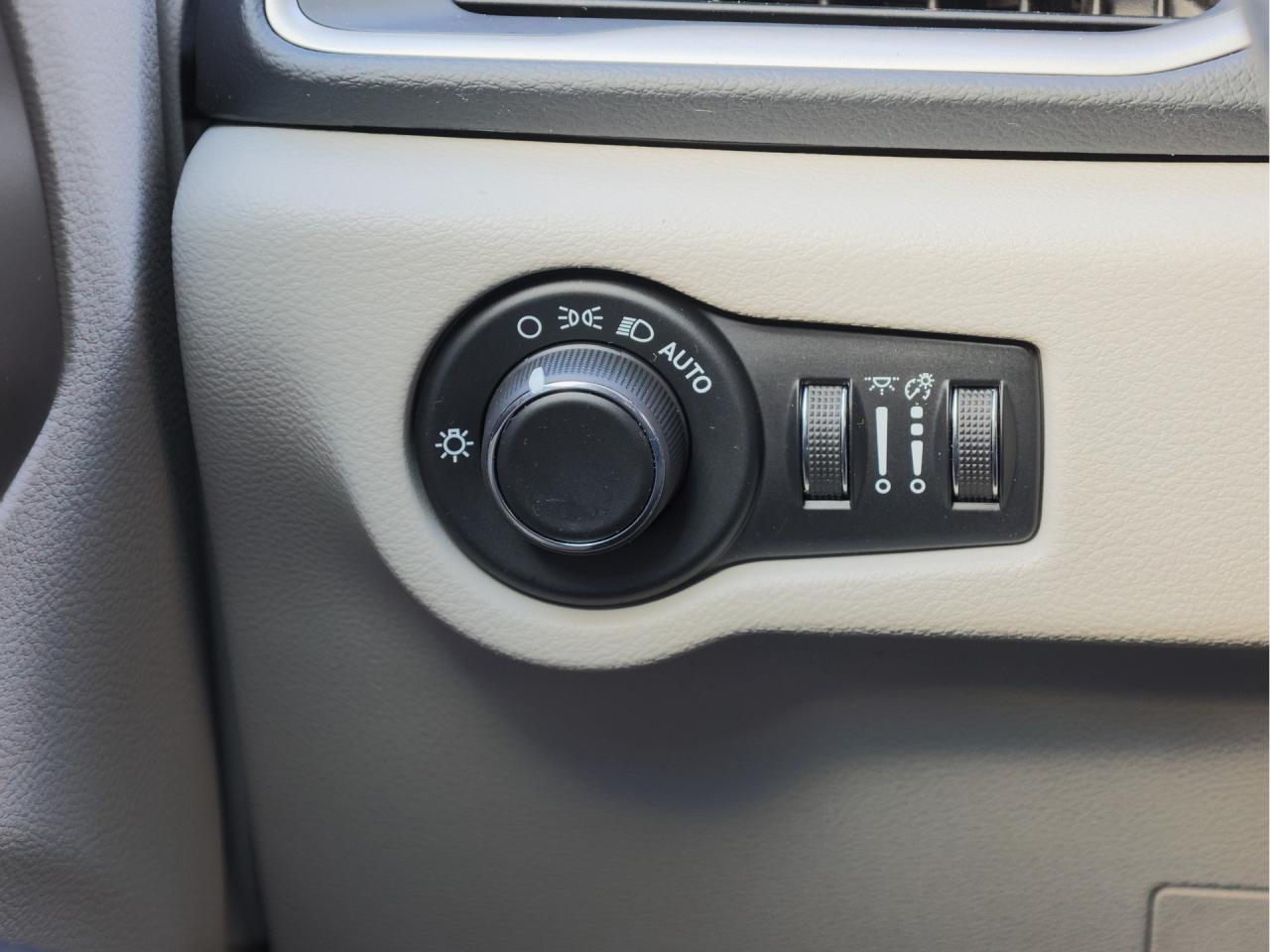 2019 Chrysler Pacifica Touring   Stow ’n Go   Tri-Zone Climate   CarPlay Photo