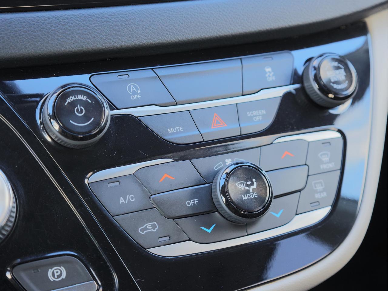 2019 Chrysler Pacifica Touring   Stow ’n Go   Tri-Zone Climate   CarPlay Photo