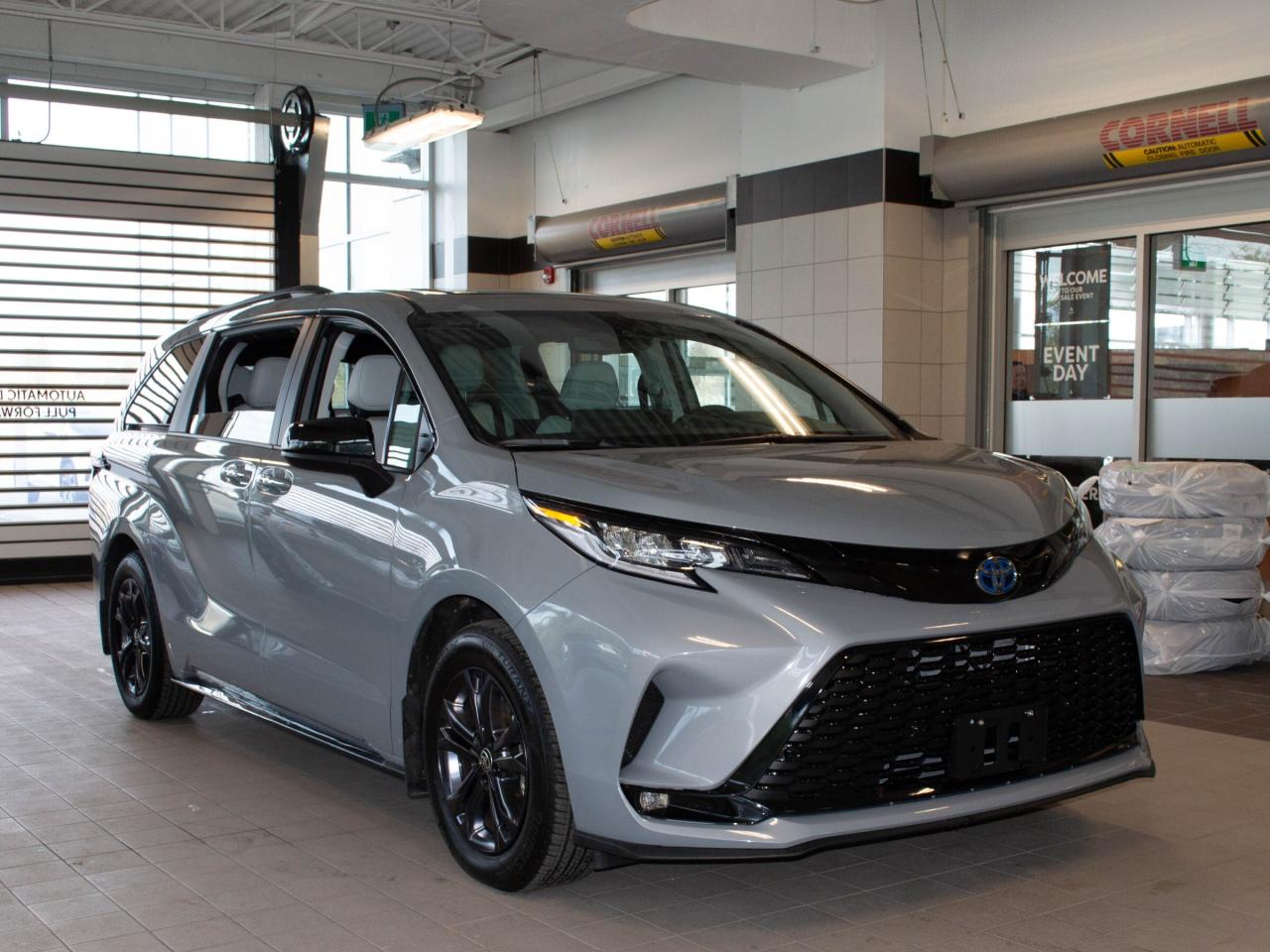 2025 Toyota Sienna XSE 7-Passenger Photo2